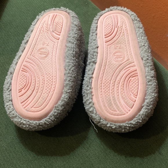 Toddler Fuzzy Bow Smiley Face Pink and Gray Slippers/Houseshoes - Picture 4 of 5
